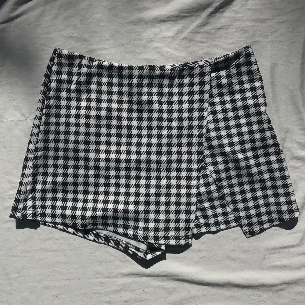 Checkered blk n wht skort